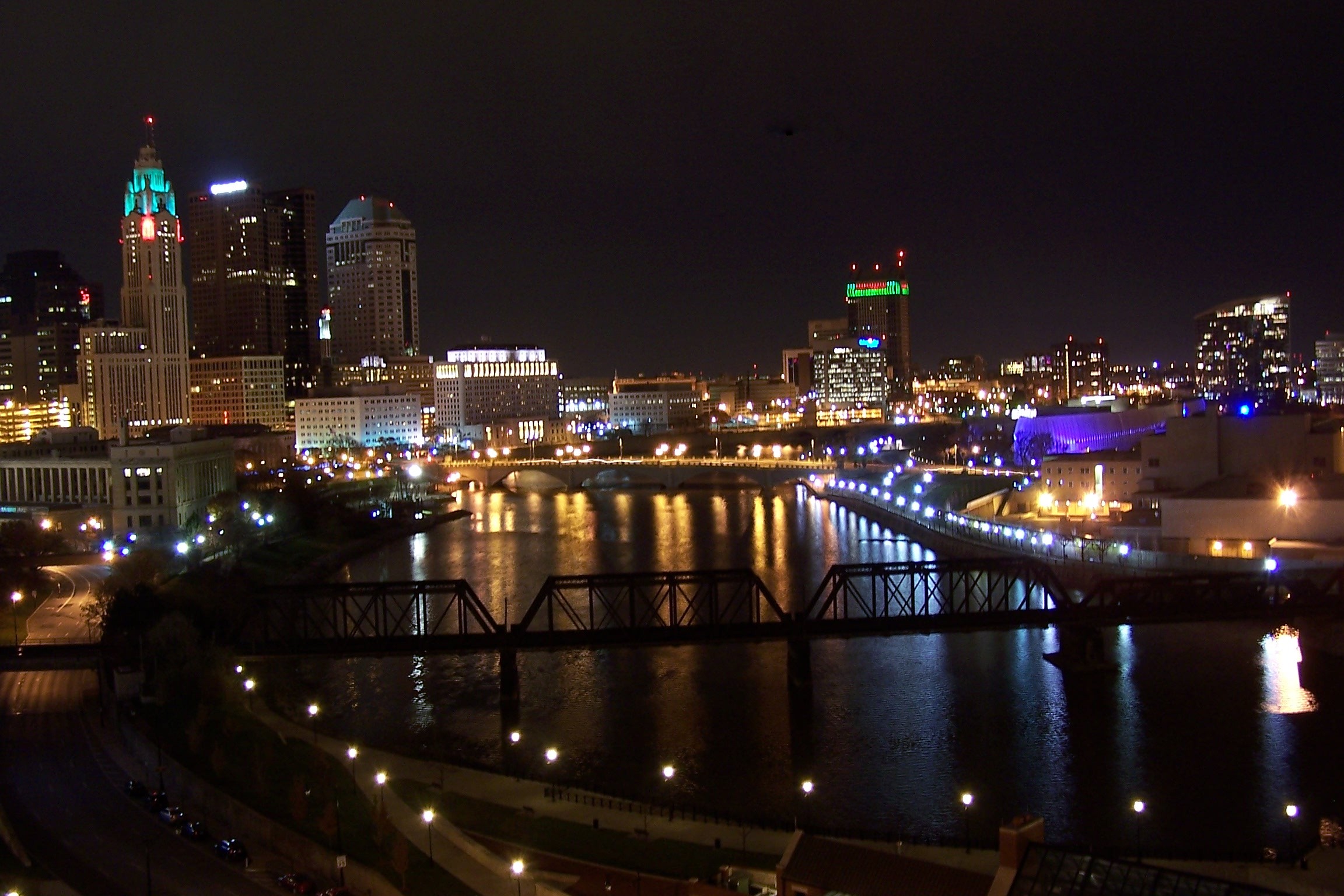 ColumbusNightSkyline2-cc